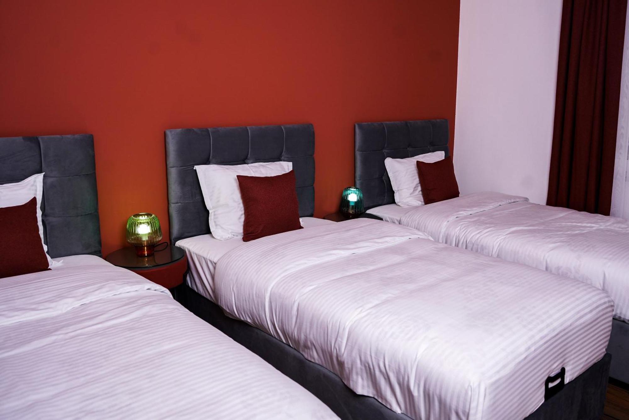 Ten Guest House Pristina Esterno foto