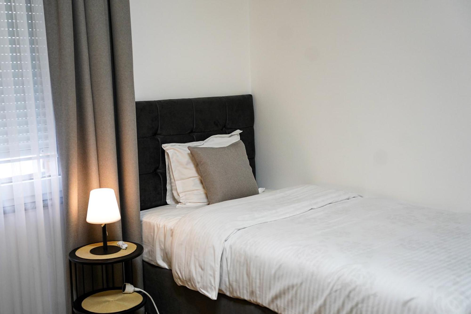Ten Guest House Pristina Esterno foto