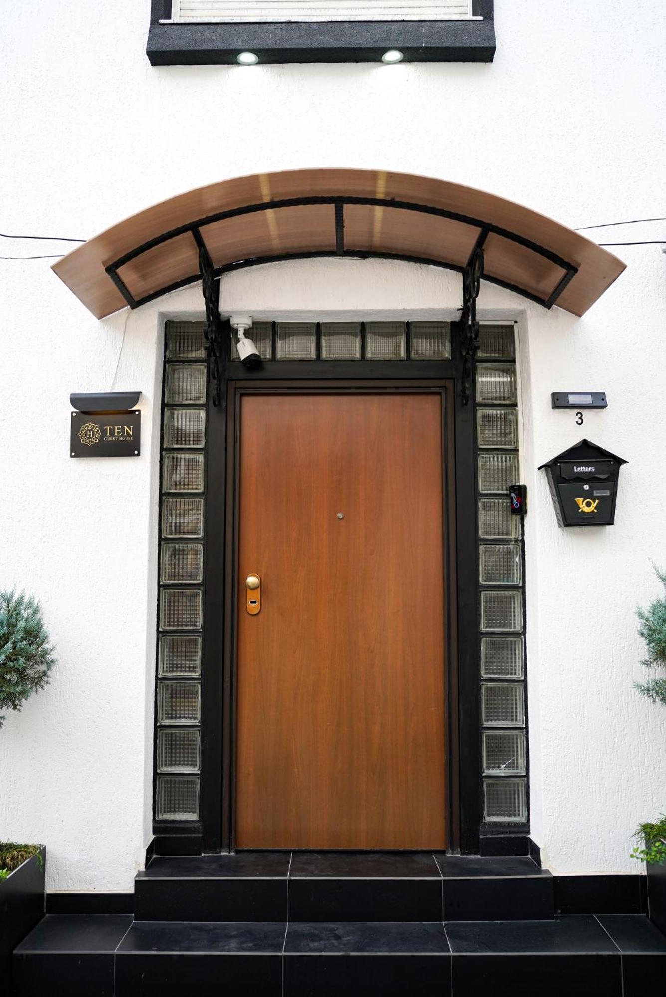 Ten Guest House Pristina Esterno foto