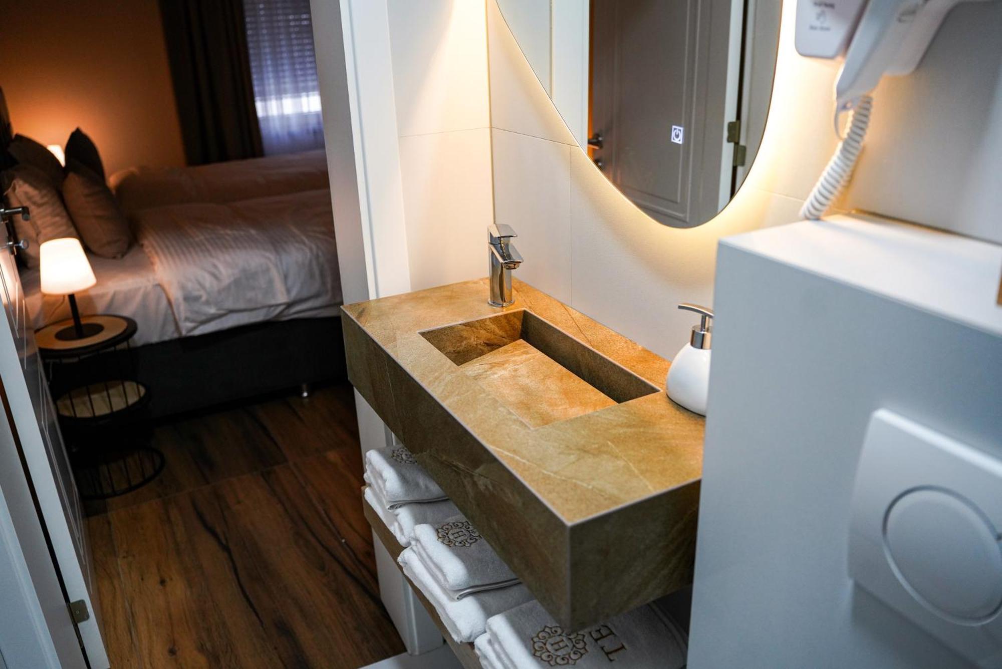 Ten Guest House Pristina Esterno foto