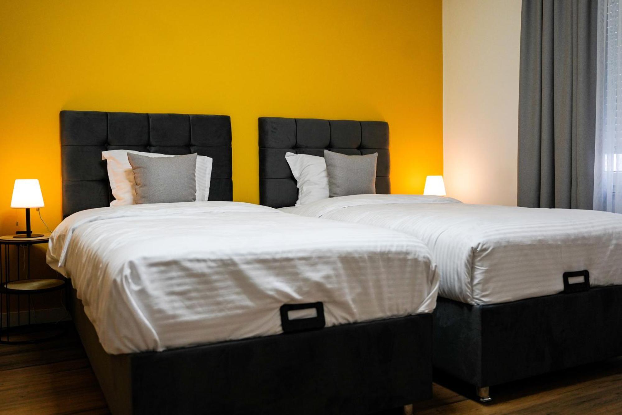 Ten Guest House Pristina Esterno foto